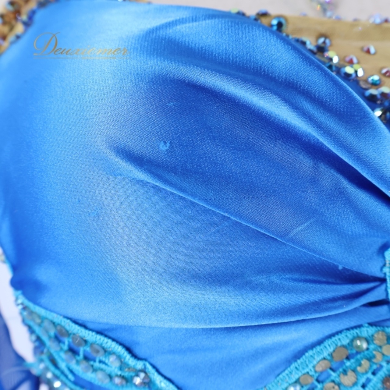 社交ダンス 衣装 スタンダードドレス ドレス スタンダード ワンピース 青 フロート レース ダンス デモ 競技 パーティ 発表会 水色 光沢 高級感 上品 ブルー系 フロートスカート おしゃれ 舞台衣装 ダンスコスチューム フェス 用衣装 光沢素材 パーティー衣装 フォーマル ドレスアップ ステージ衣装 競技用ドレス パフォーマンス用