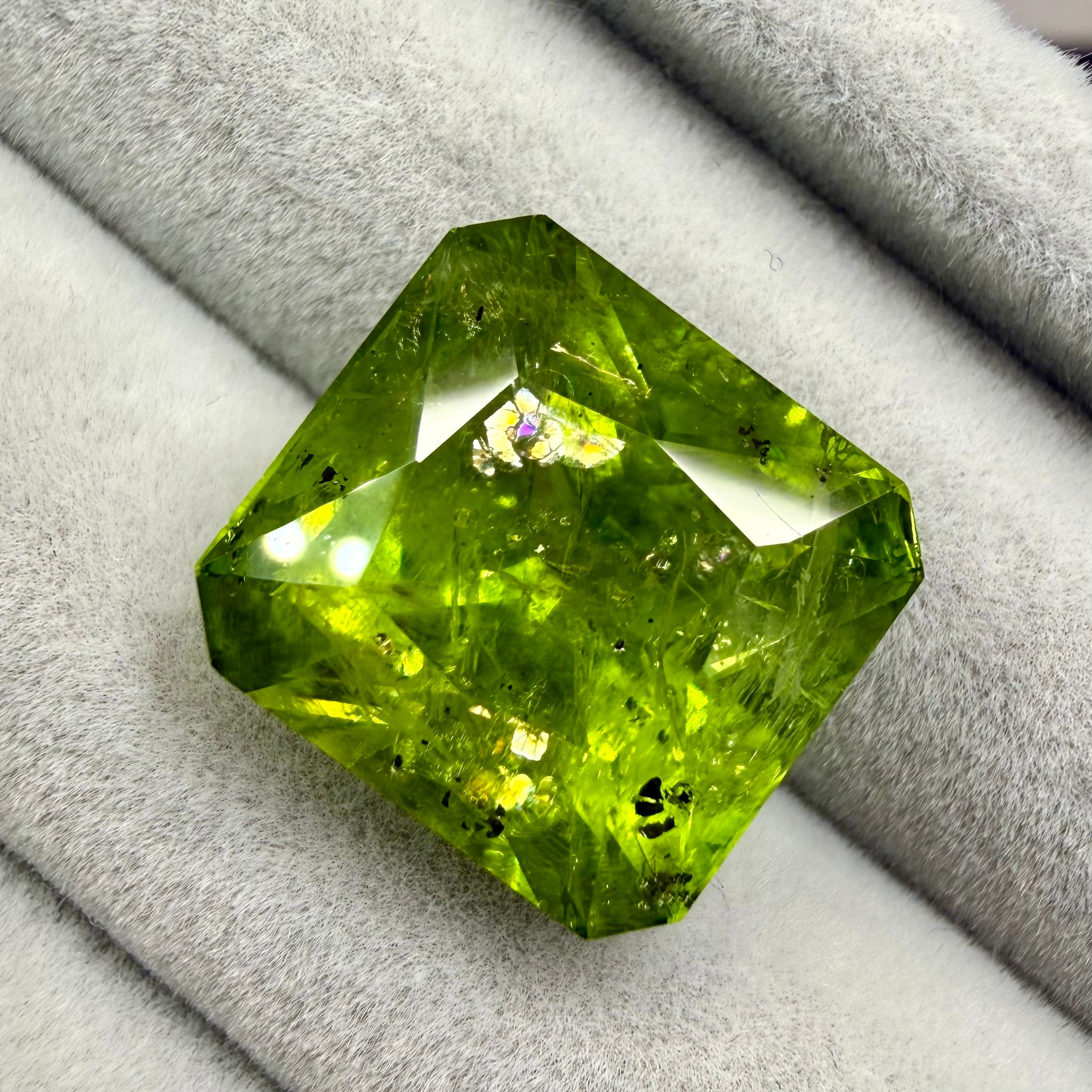 no.120 ペリドットと優しいインプレッションのラフラップ　一点物 チャイナ産 リリーパッドインペリドット 10.71ct 12.2×12.9×8.88mm