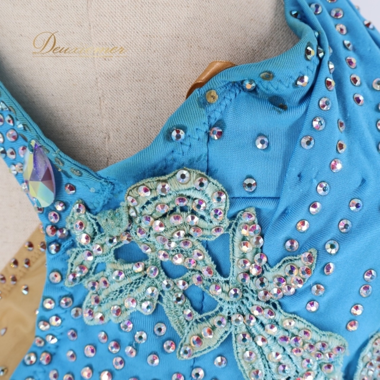 社交ダンス 衣装 スタンダードドレス ワンピース ドレス 水色 フロート デモ 競技 ダンス パーティ 発表会 フリル レース 青 ブルー系 スカート 発表会用 レディース フォーマル コスチューム フェミニン ロマンティック おしゃれ エレガント ステージ 競技用 ダンス衣装