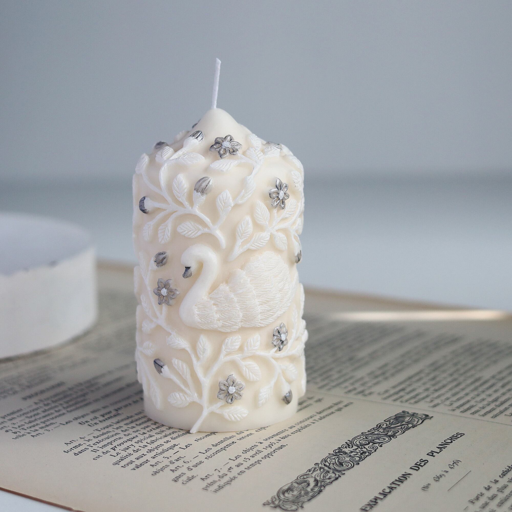 レリーフキャンドル「白鳥とクレマチス」ホワイト