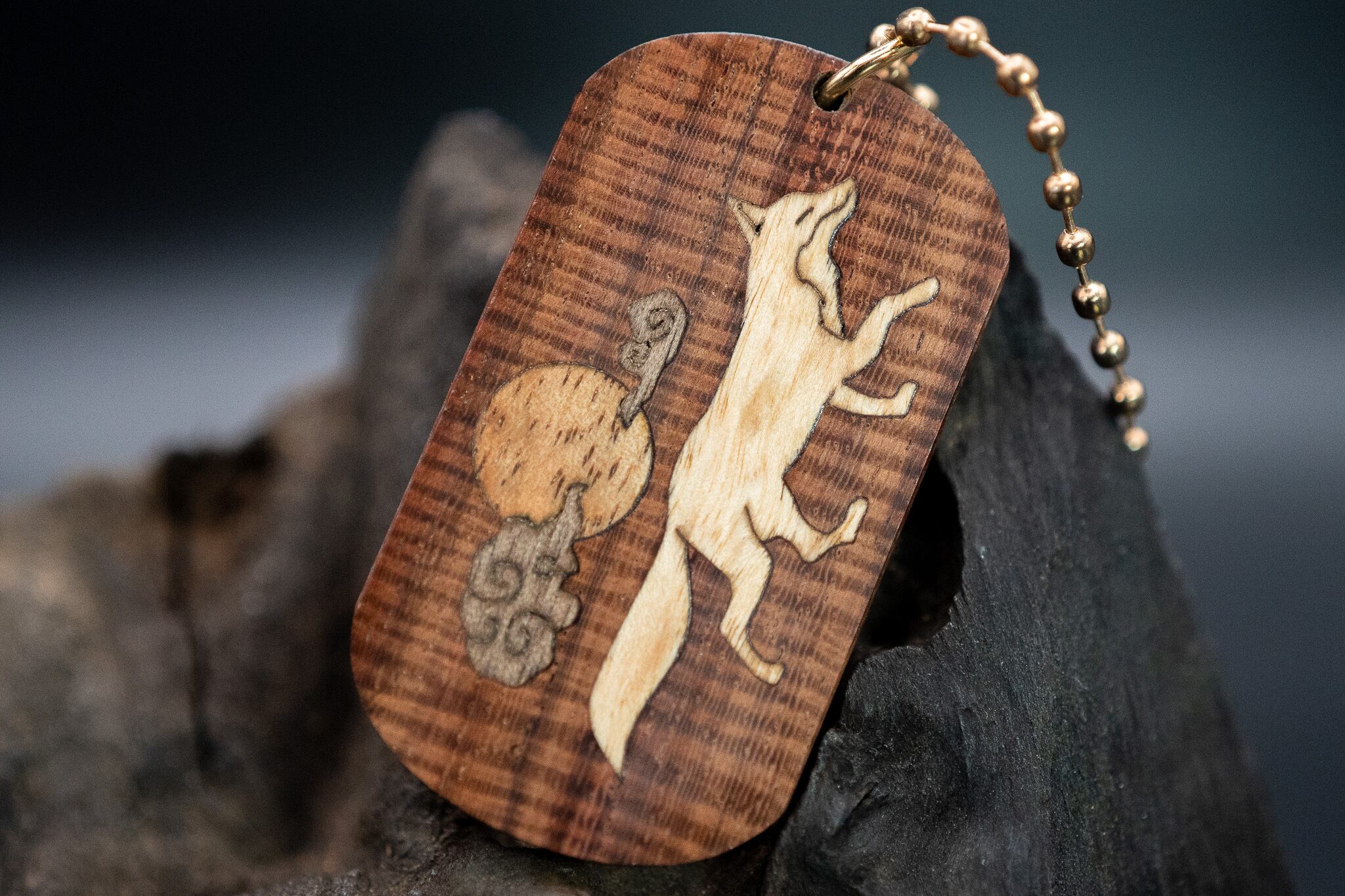 ※【21世紀最高峰の材】サイアミーズローズウッド マイクロカーリードッグタグ 象嵌 十五夜きつね