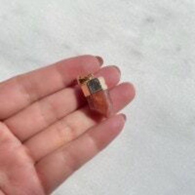 【レア】【超美石】アンフィボールインクォーツ　チャーム　（チェーンつき）　6043