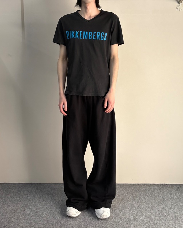 【DIRK BIKKENBERGS】v-neck logo t-shirt