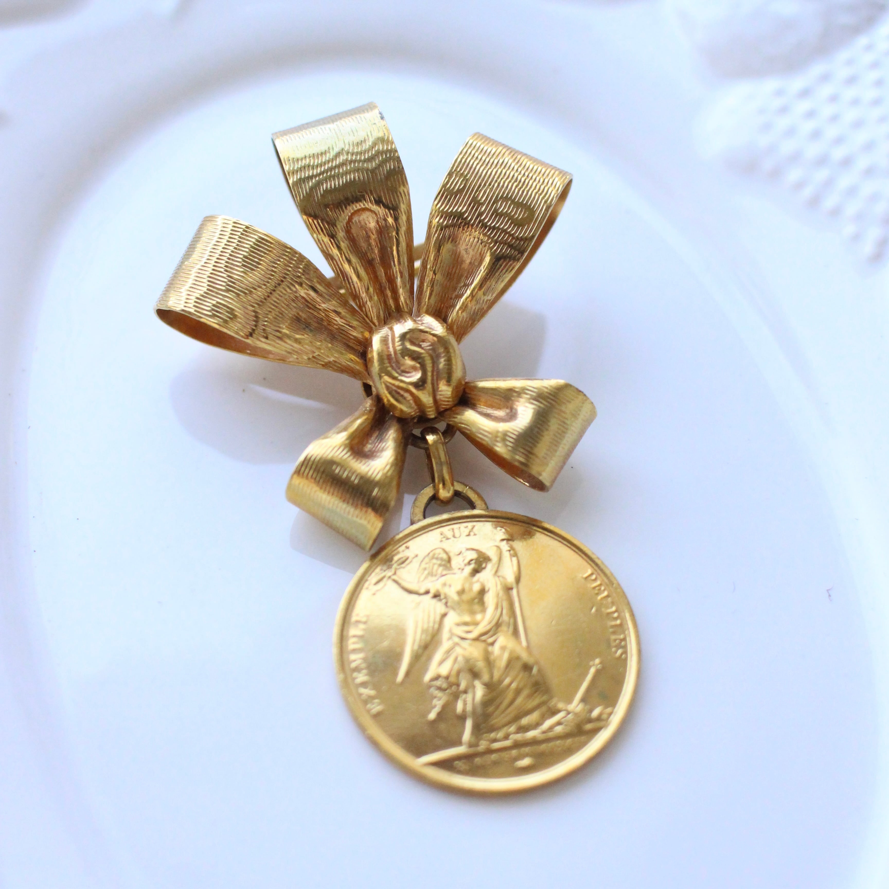 リボン&コインブローチ ゴールド