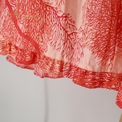 フラダンス 衣装 ワンピース ドレス オレンジ系 メネフネプランテーション 日本製 MENEHUNE PLANTETION ハワイアンプリント ベロア ワンショルダー フリル 華やか 鮮やか かわいい おしゃれ 上品 大人っぽい 高級感 レッド系 橙 赤 フラダンス衣装 ハワイアン ドレスワンピース カジュアル レディース かわいいデザイン 上品な雰囲気 きれいな色 おしゃれなスタイル フリルデザイン