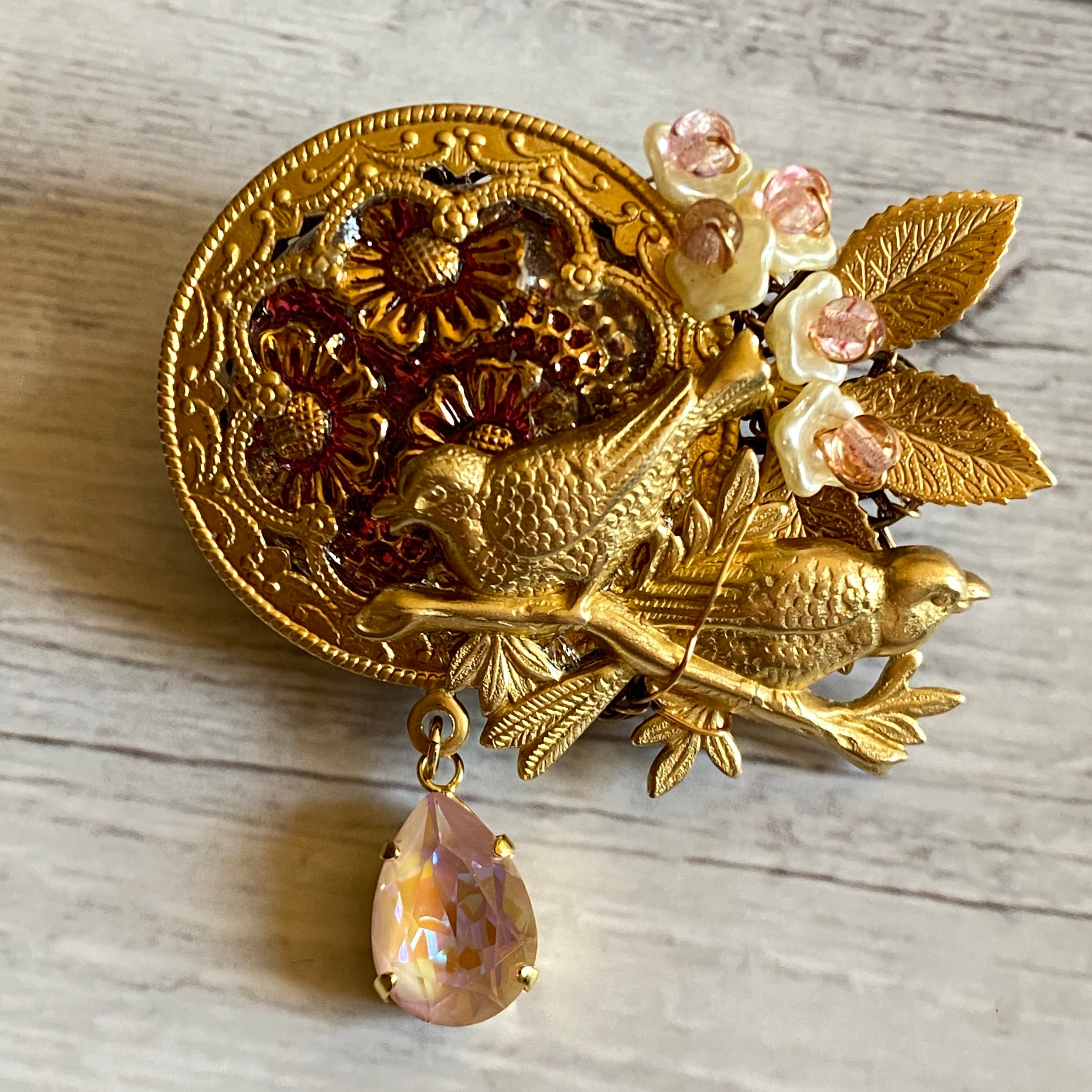 小鳥が見つめる移ろう花影