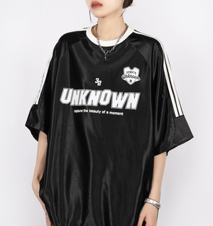 ロゴ プリント ラウンドネック 五分袖 ルーズ Tシャツ レディース トップス カットソー プルオーバー ジャージ 部屋着 丈長 ミディアム 半袖 5分袖 ラグラン 襟なし オーバーサイズ  ストリート ツヤ感 かわいい 大人可愛い カジュアル おしゃれ かっこいい ラフ メンズライク ボーイッシュ スポーティー 個性的 存在感 春 夏 秋 ママ 学生 学校 通学 部活 デート 旅行 公園 休日 体型カバー 普段使い 着回し M L XL 2XL 大きいサイズ ゆったり 黒 ブラック シルバー 光沢