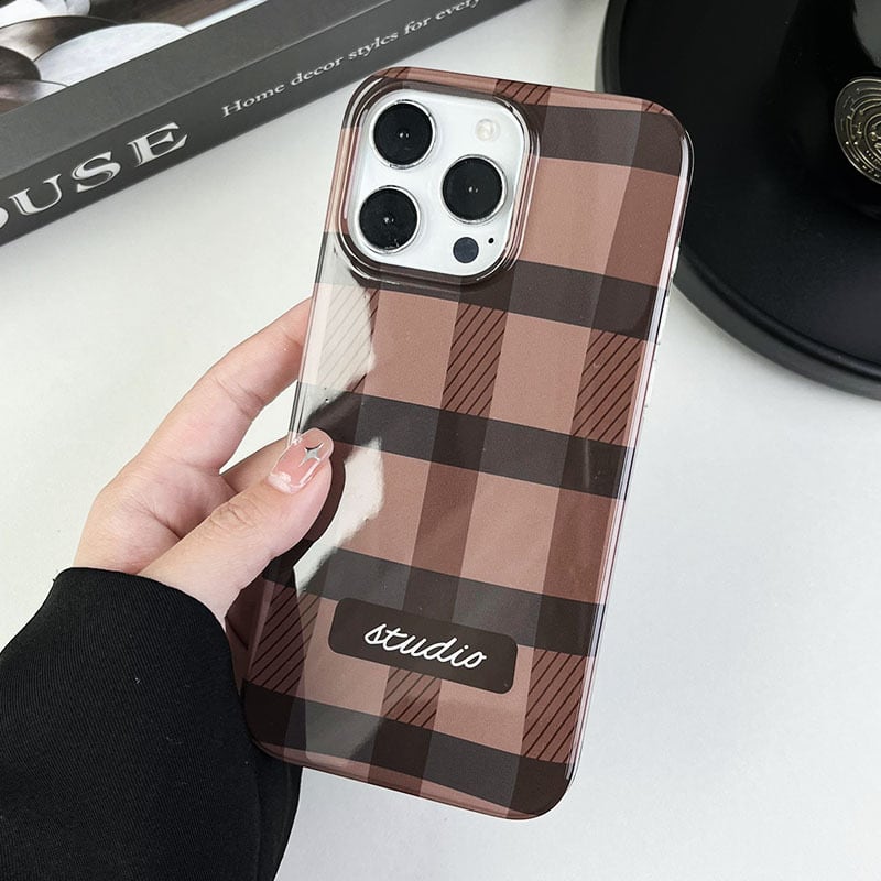 艶々してて美しい◎かわいいチェック柄 iPhone16 カメラ保護フレーム