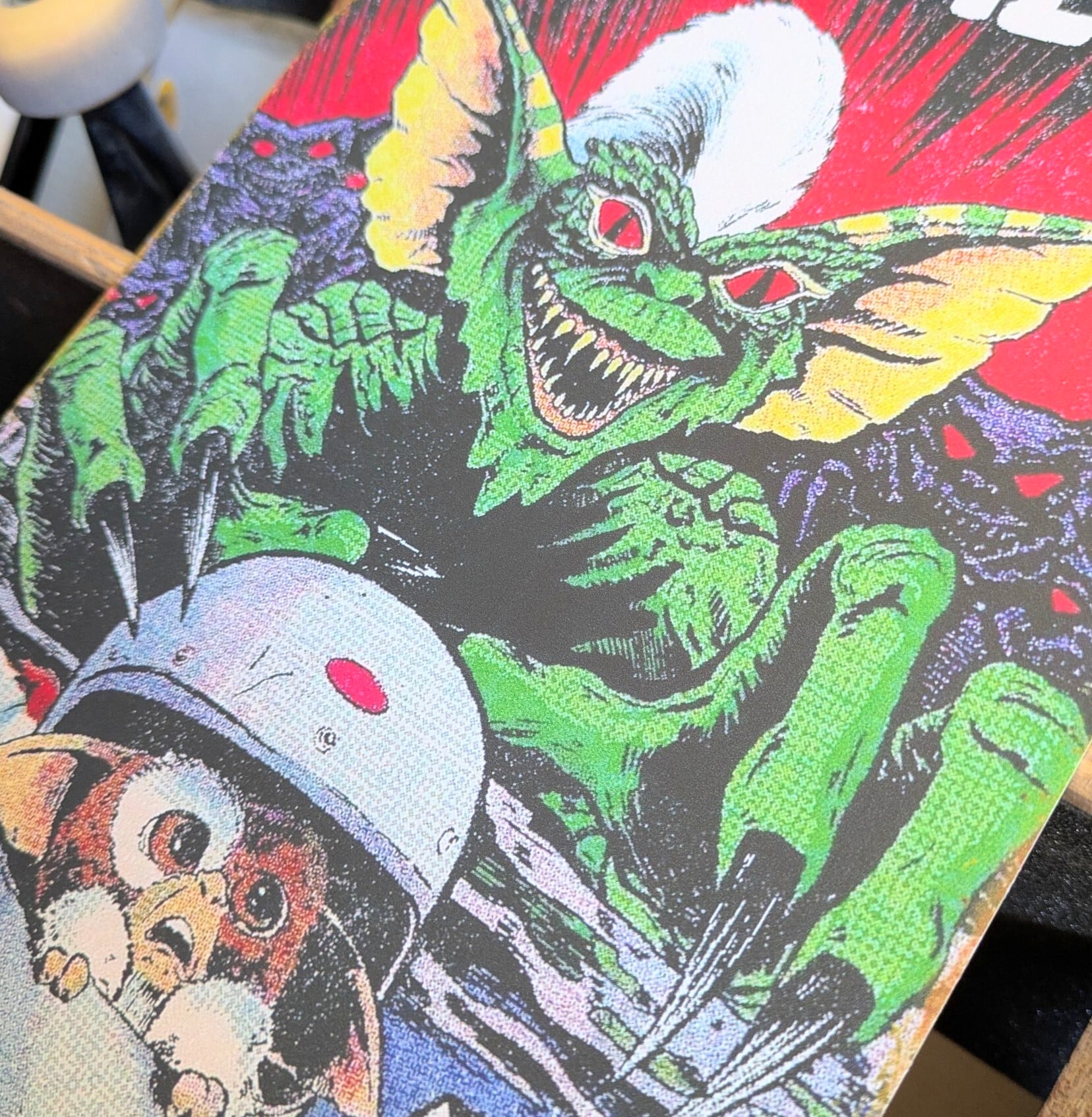 送料無料!ちょうどいいブリキ看板【 Gremlins ( グレムリン )】ギズモ ヘルメット / ストライプ / METAL SIGN / メタルサイン / ブリキ看板 / サインボード / ビンテージ加工 〚アメリカン雑貨 アメトイ〛