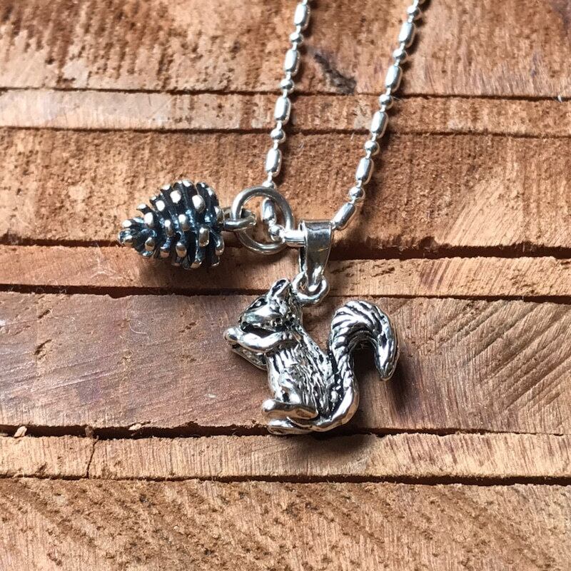 ラスト1匹！】マツボックリ と リス のネックレス 秋冬 まつぼっくり