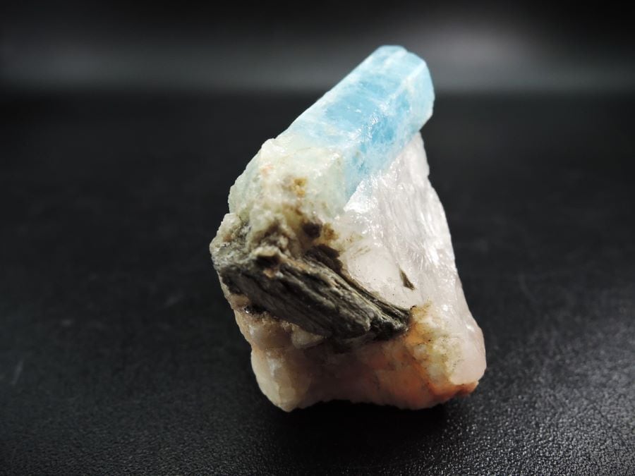 淡い母岩に映えるブルーの結晶】アクアマリン母岩付 | Gems R+(