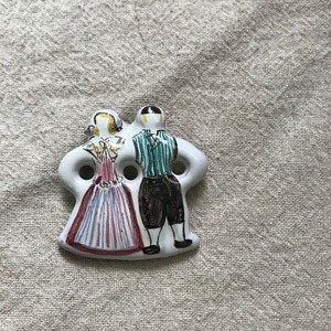 民族衣装な2人のブローチ2