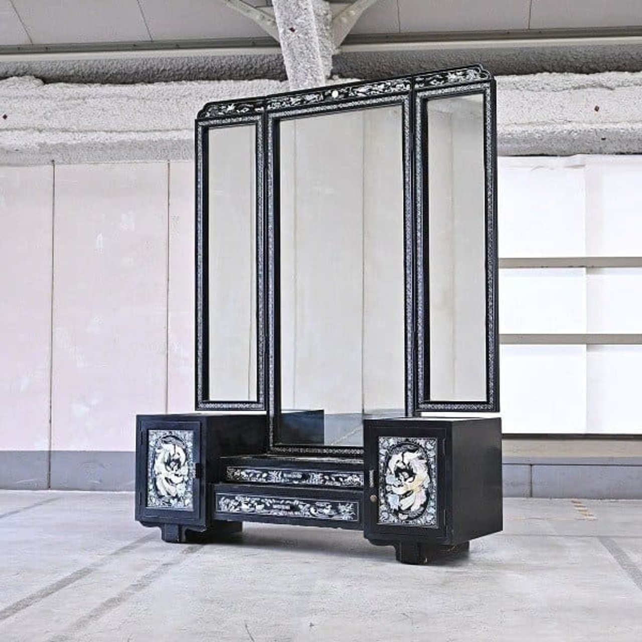 螺鈿細工 鏡台 ドレッサー 3枚鏡 鳥 夜光貝 収納 引き出し キャビネット テーブル 机 漆喰 彫刻 貝殻 動物 植物 中国 韓国【中古家具/中古インテリア/USED家具ユーズド家具/リサイクル】