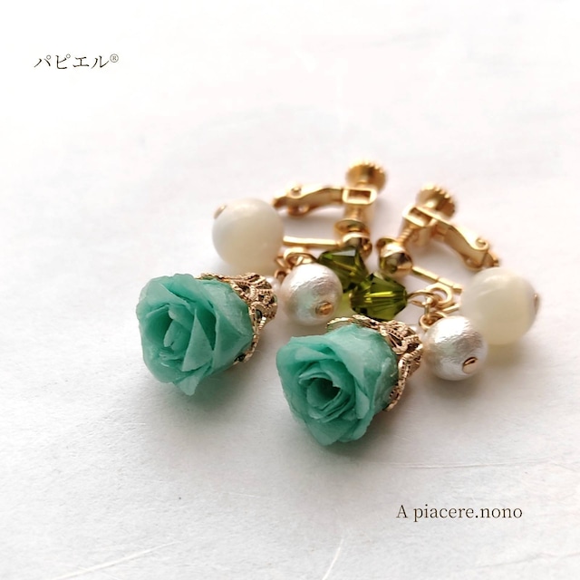 バラのゆらゆらが可愛いイヤリング【グリーン】　バラ・グリーン・プレゼント・フォーマル・誕生日