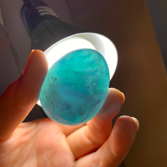 たまご台座付き ブルーグリーンフローライト