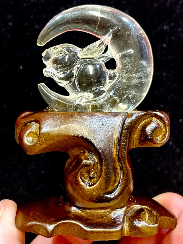 1) 水晶彫刻・クリア・クリスタル「三日月と兎」