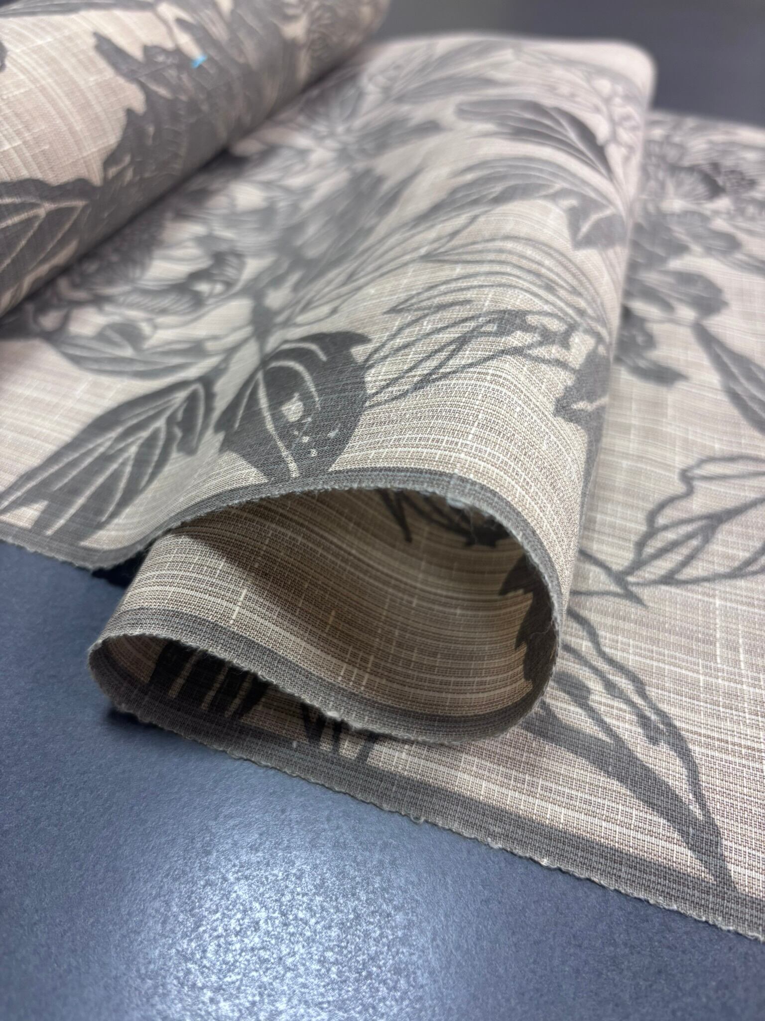 竺仙 反物 松煙染小紋 風に吹かれる牡丹 | oriya