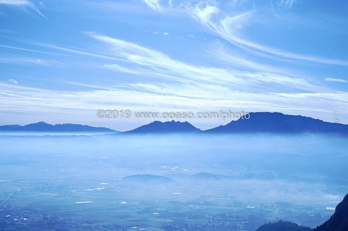 雲海に囲まれた阿蘇山の風景