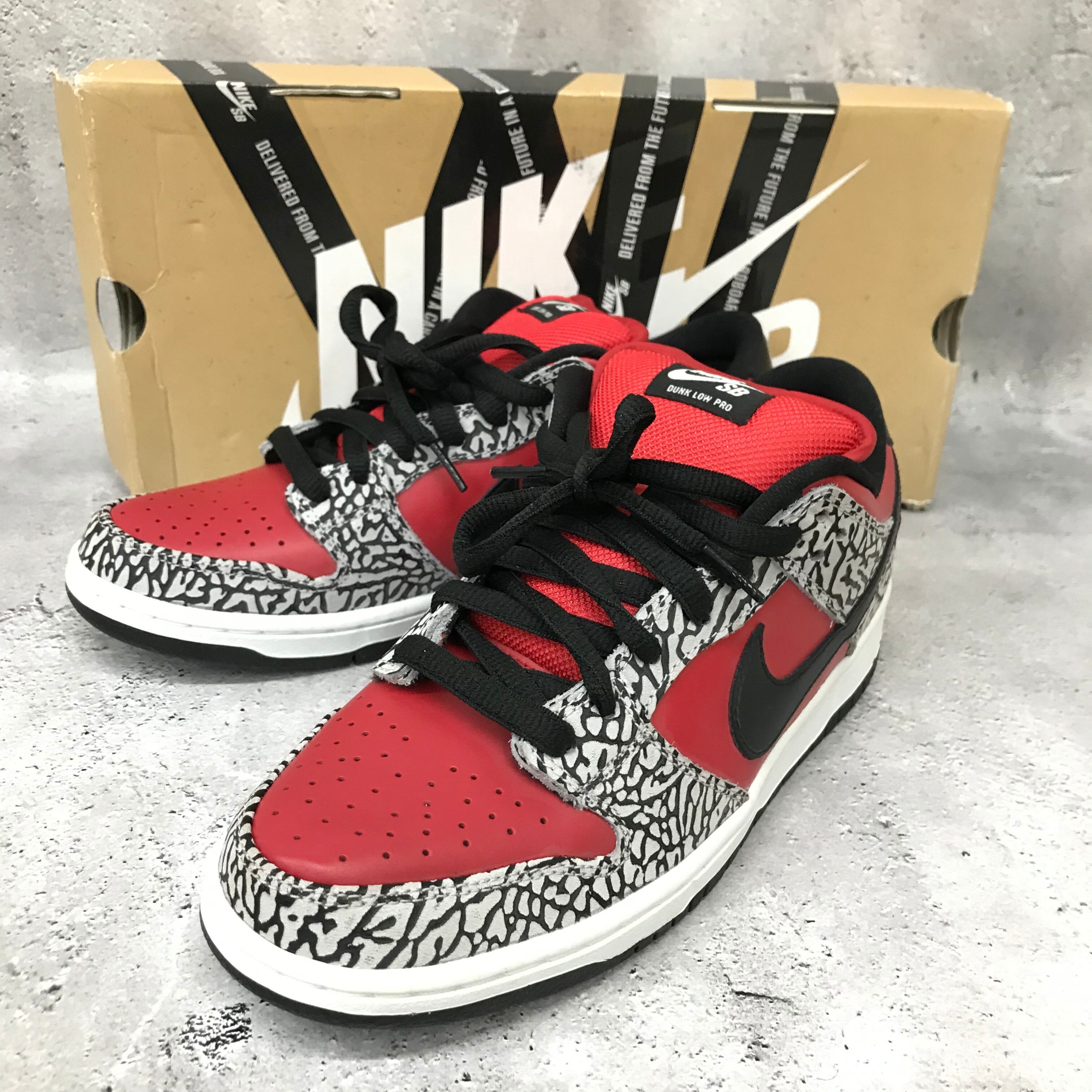 Supreme × Nike SB Dunk Low 