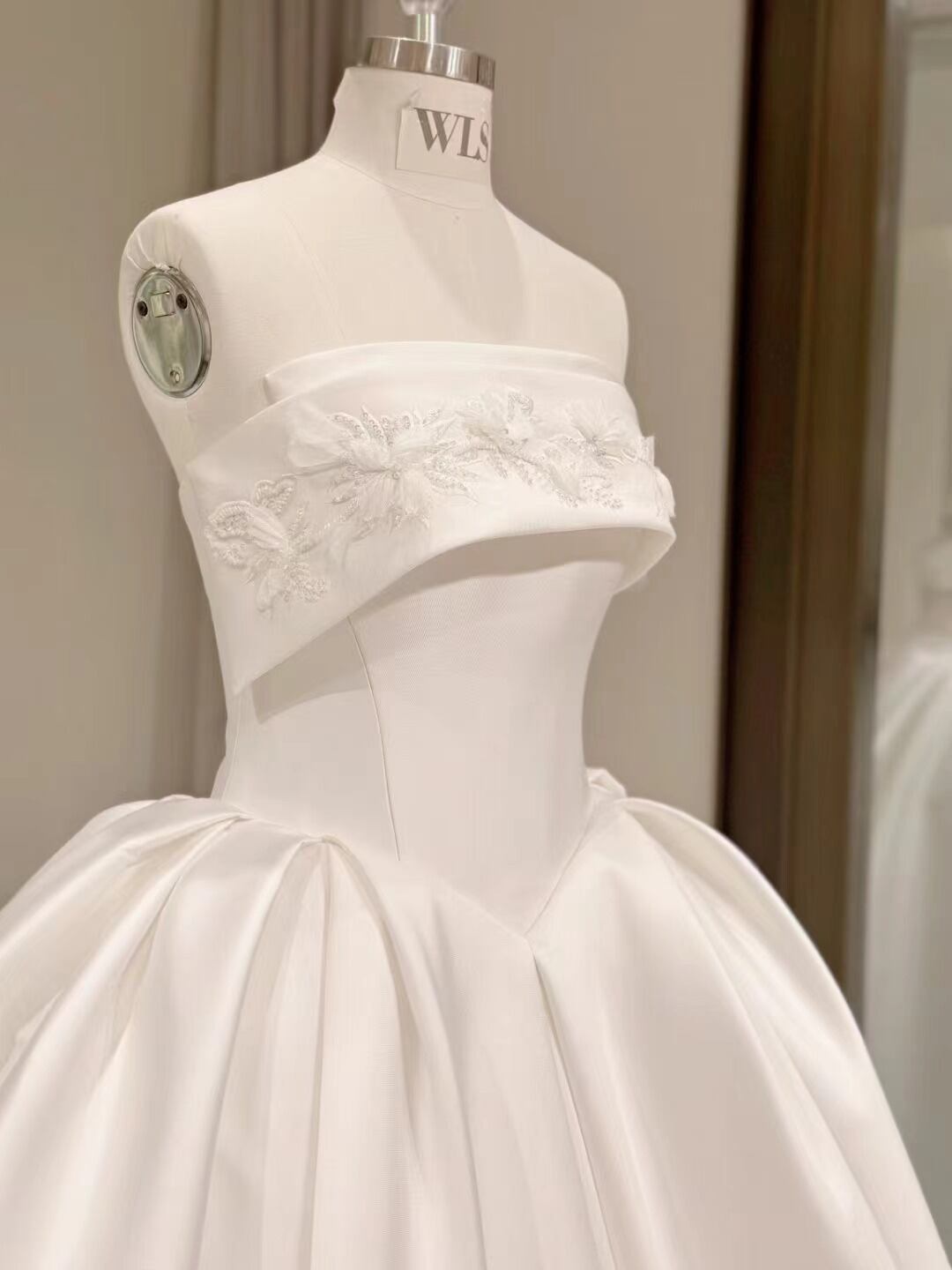 ホワイト オフショルダー ウェディングドレス 送料無料！！ホワイト オフショルダー ウエディングドレス