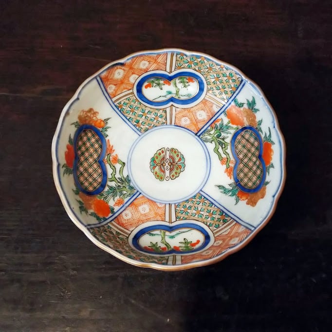 江戸末期伊万里焼青磁染付窓絵牡丹山水紋輪花大皿 大明