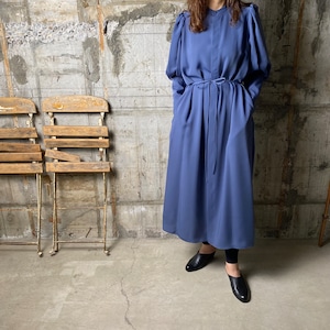 HYKE【ハイク】TWIST SATIN BALLOON SLEEVE DRESS (16139 Col/ DARK BLUE.).