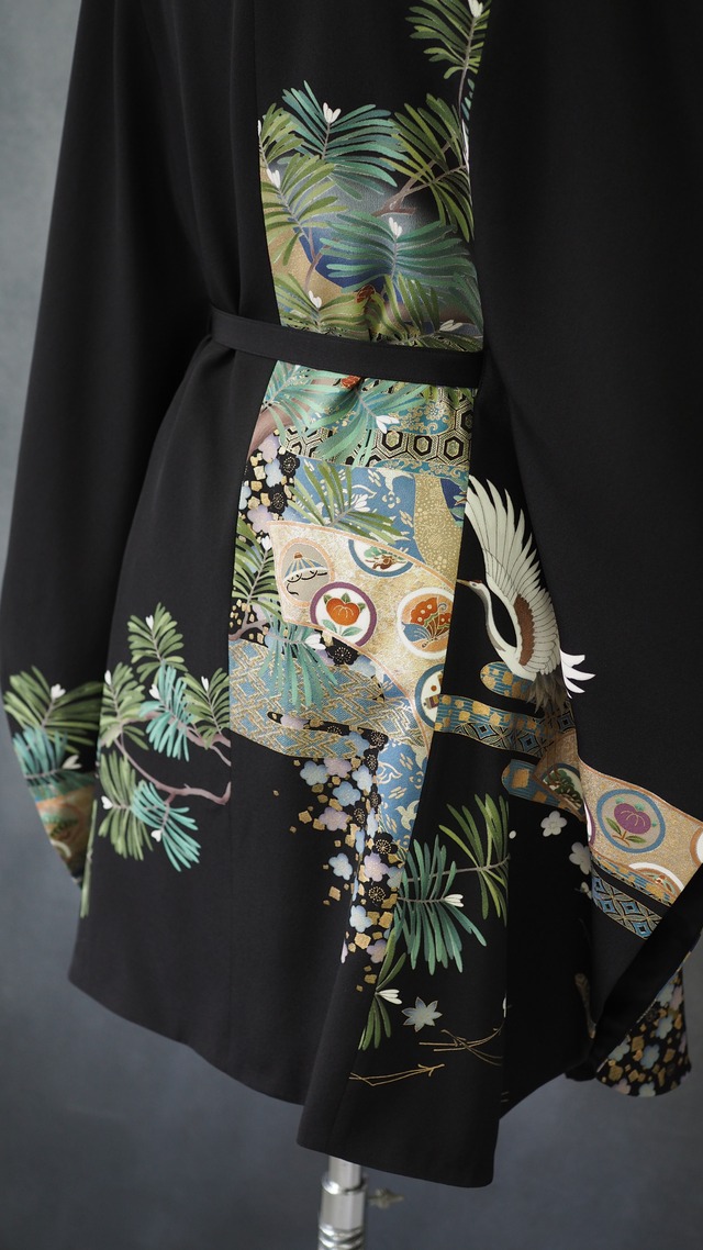 Regenerated Kimono Cape Coat – Handcrafted in Japan/CRANES AND PINE ON MIDNIGHT SILK 着物リメイクのマントコート｜日本のヴィンテージシルクを再生した一点物/  漆黒の絹地に舞う鶴と松