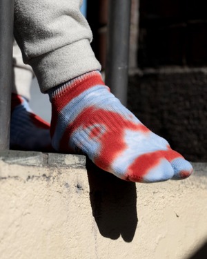 NODAL Tie Dye Ankle Socks LIGHT BLUE × RED