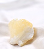 イエロースティルバイト「陽だまりの欠片」Yellow Stilbite  ◇ 天然石・鉱物・パワーストーン・原石 | st00294