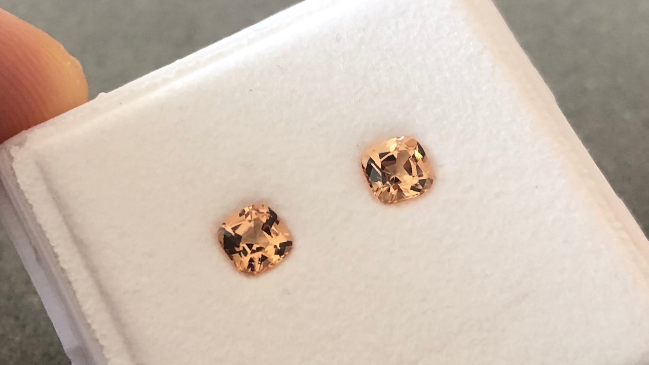 【Ptピアス加工にて売約済】インペリアルトパーズ ペアセット 4.4x.4.4mm, 0.95ct ブラジル産