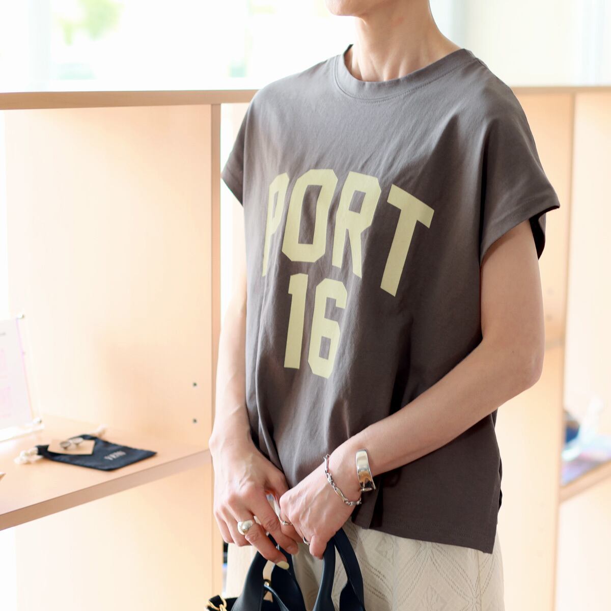 CHIGNON (シニヨン) 2FACE レタードカットソー