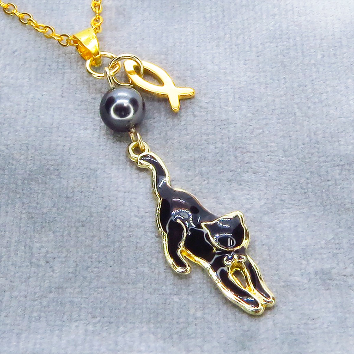 ゴールドカラー くつろぎ黒猫と魚チャームの大人可愛いネックレス
