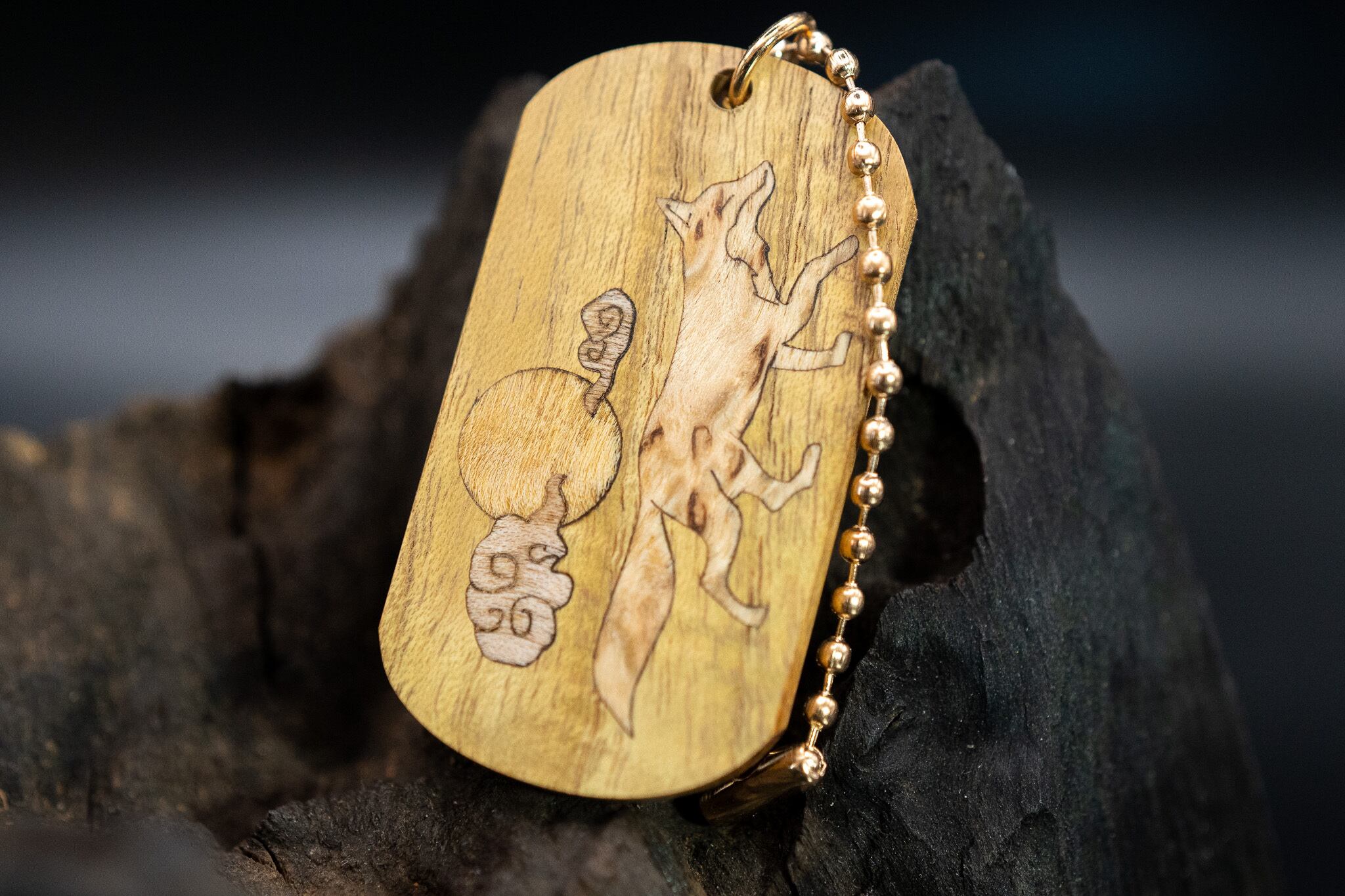 【黄金の木】 御蔵島 金桑 ドッグタグ 象嵌 十五夜きつね