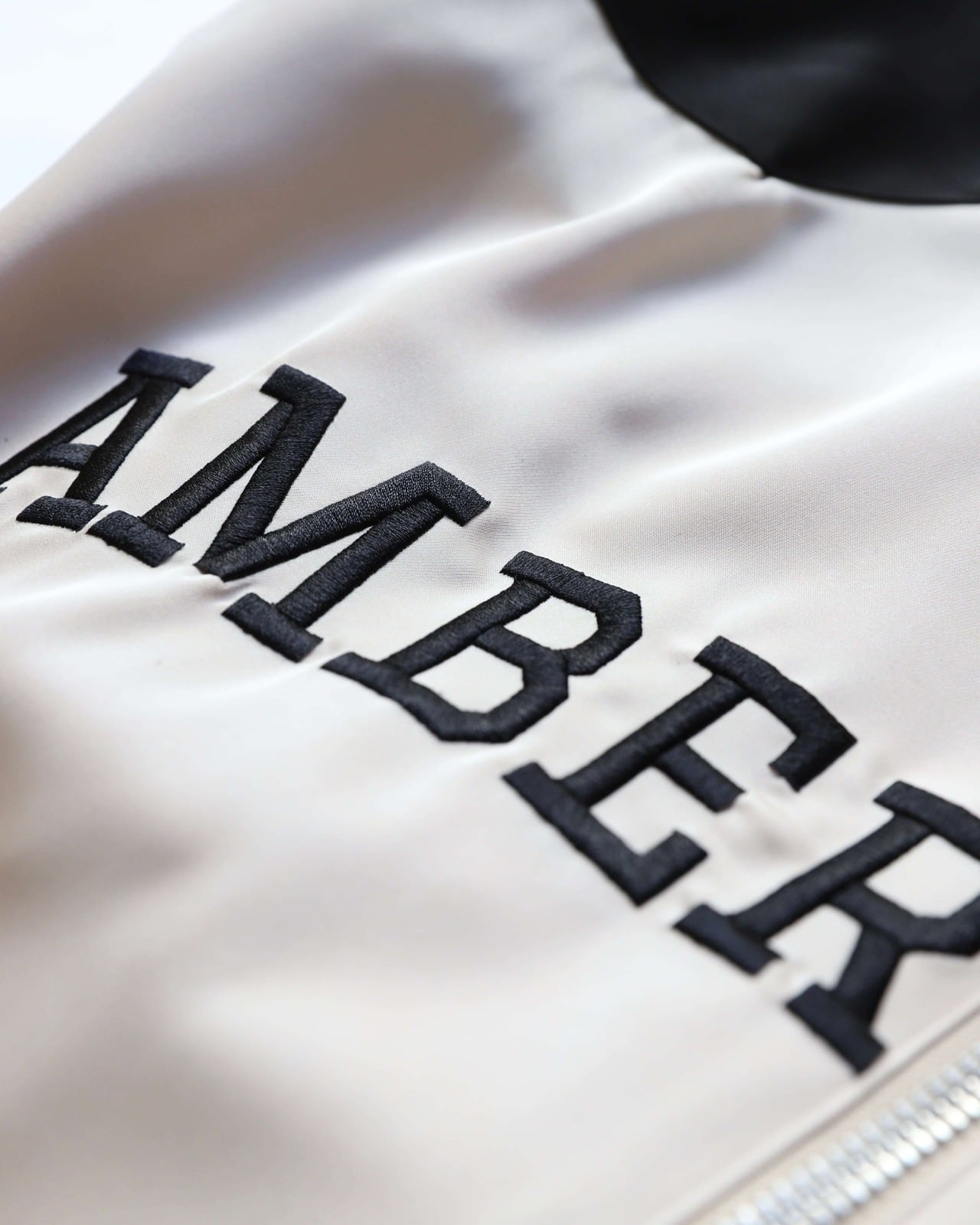 エンブロイダリーサテンブルゾン| ホワイト | AMBERGLEAM