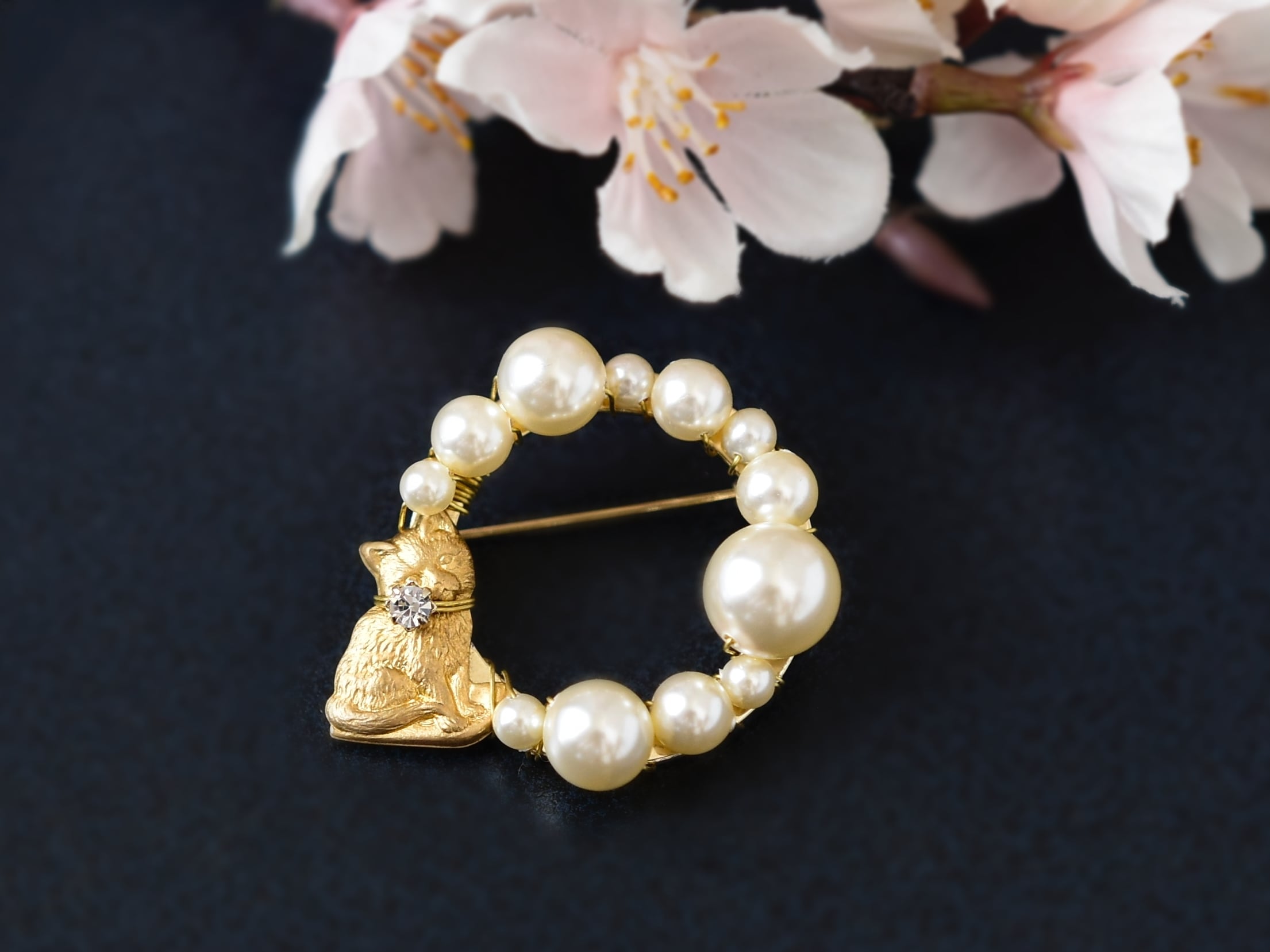 【ブローチ】ヴィンテージな真鍮の猫とパール(卒園式、卒業式、入園式、入学式にも)