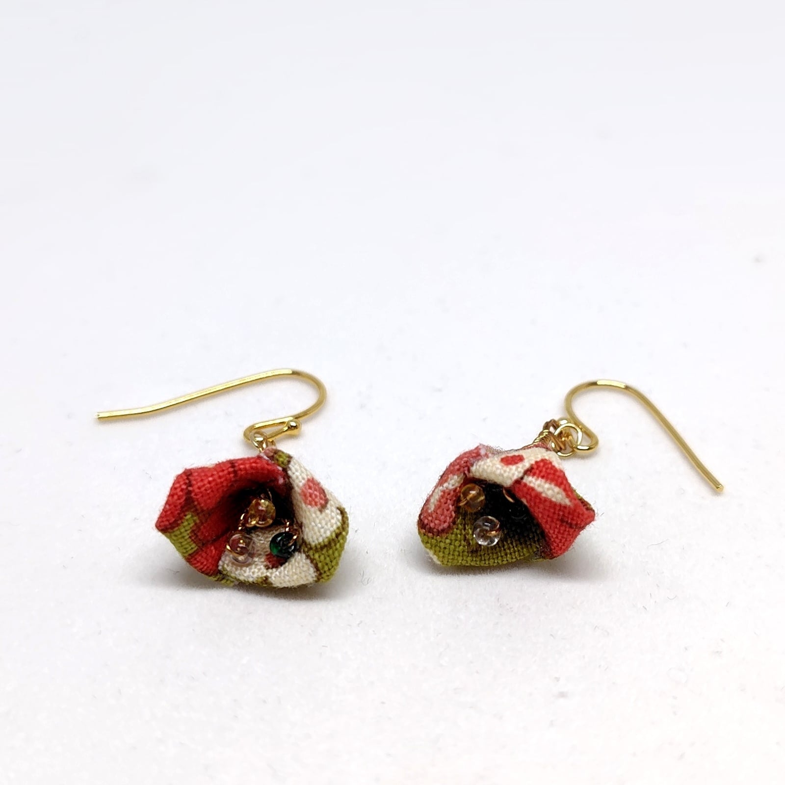 花笑み 潤朱（うるみしゅ） * つまみ細工 小枝 ピアス・イヤリング