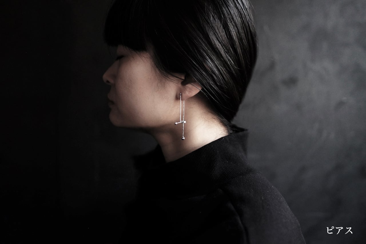 揺れさせてもらえない線のピアス（silver） | SUNn・寸