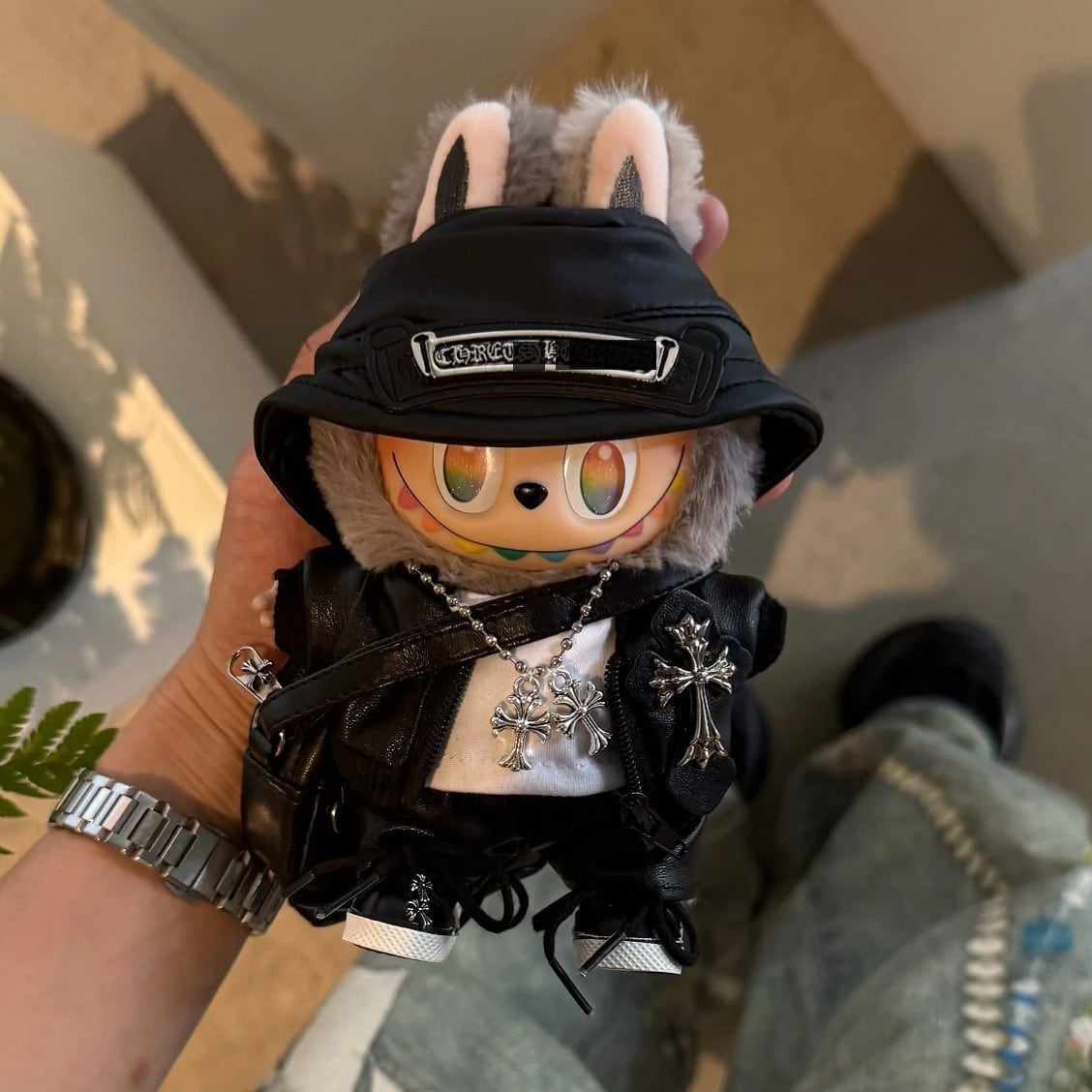 レザージャケット+ Tシャツ+ パンツ+帽子+靴+バッグ+ネックレス Labubu