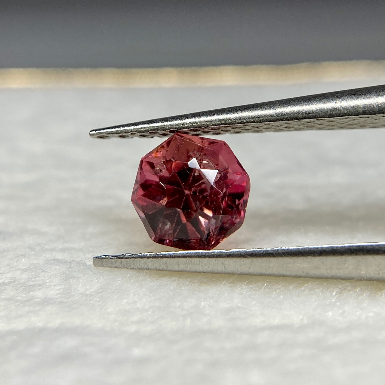 お花みたいなスピネル 訳あってお買い得 赤系 約4.9mm r-0203