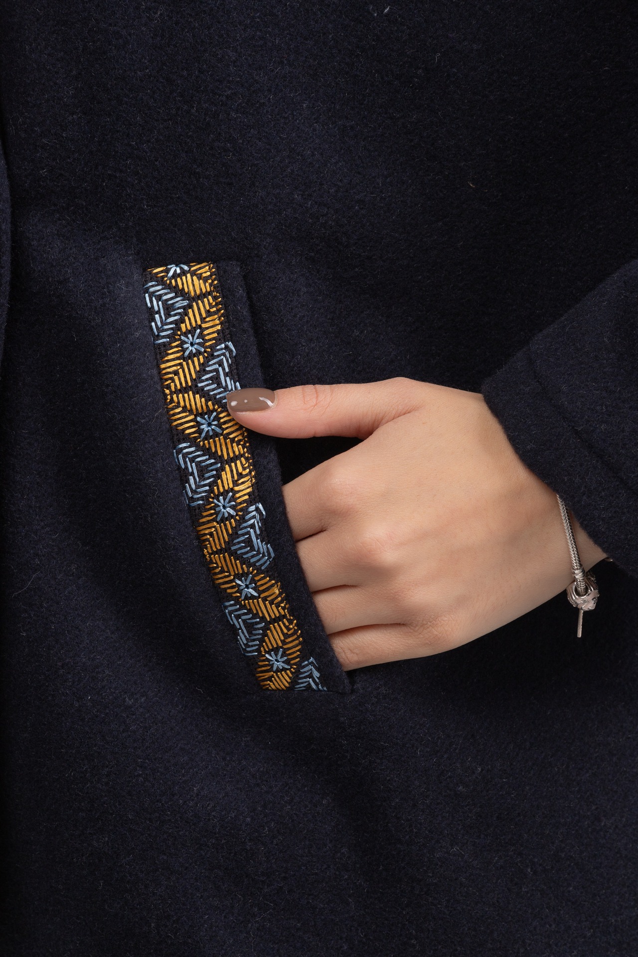 ウクライナ産プレミアムウール100%ジャケットコート（ウクライナ）平行縫い　シルク手刺繍 - 8