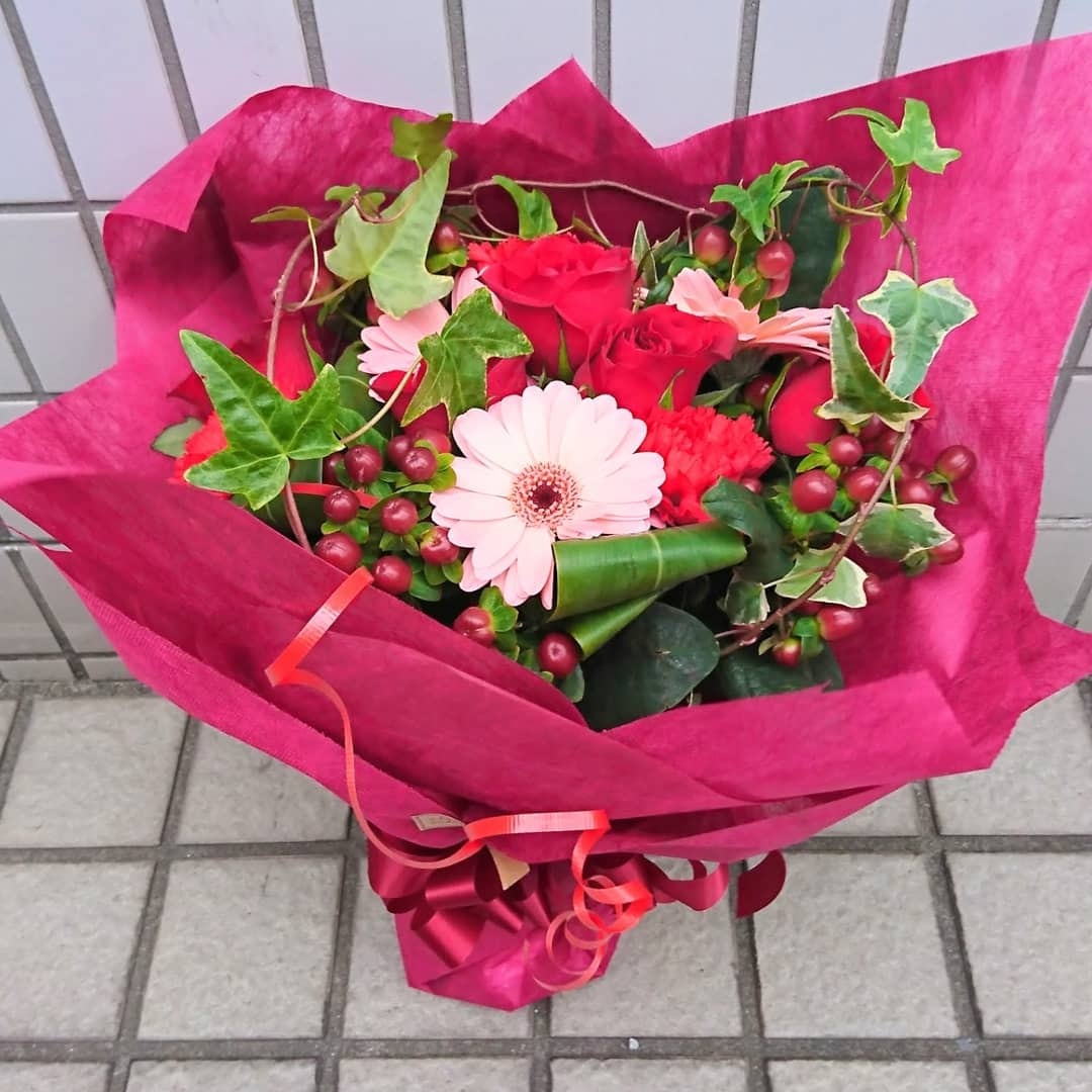 シックな赤系【ブーケ風花束】 | 幕張の花屋 きらら