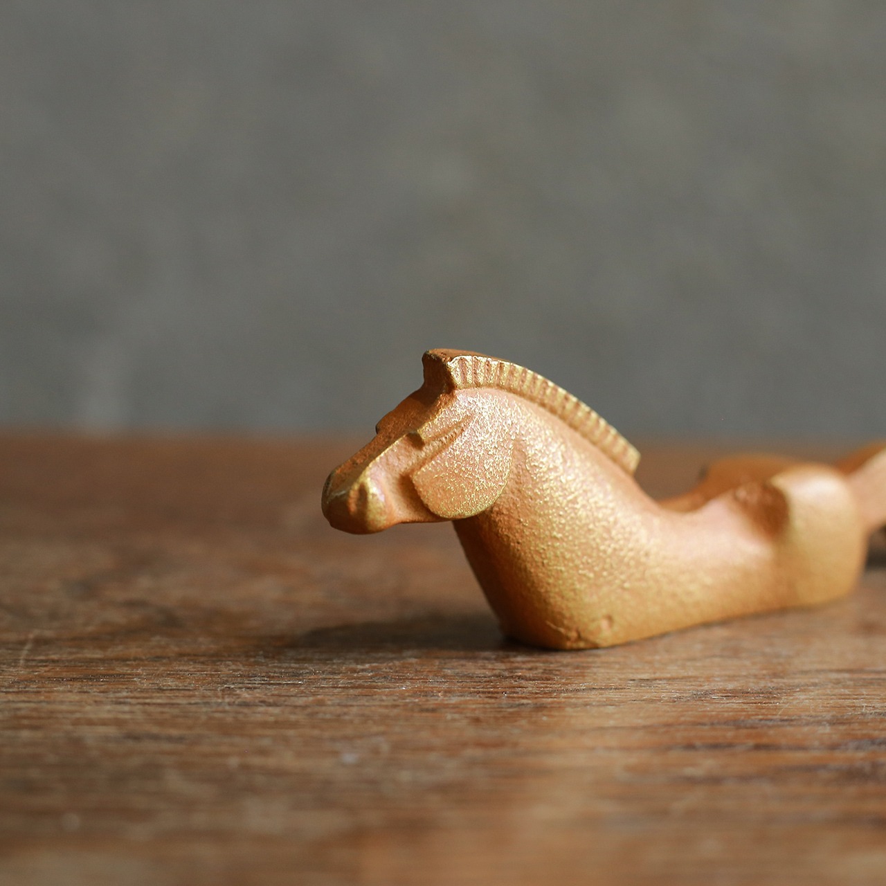 ずっしりと存在感のある、馬のペーパーウェイト