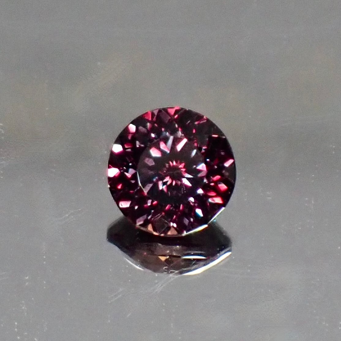 【Bright Brilliant Cut™️ “129 Facets” 】沈黙を纏う、色彩の余韻 0.42ct 天然サファイア