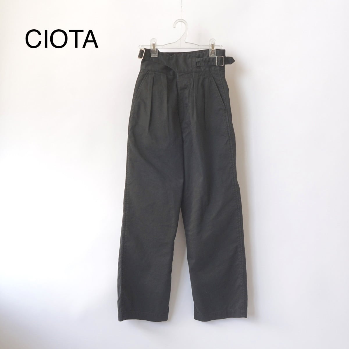 CIOTA/シオタ・スビンコットンムラ糸バックサテンベイカーパンツ | a