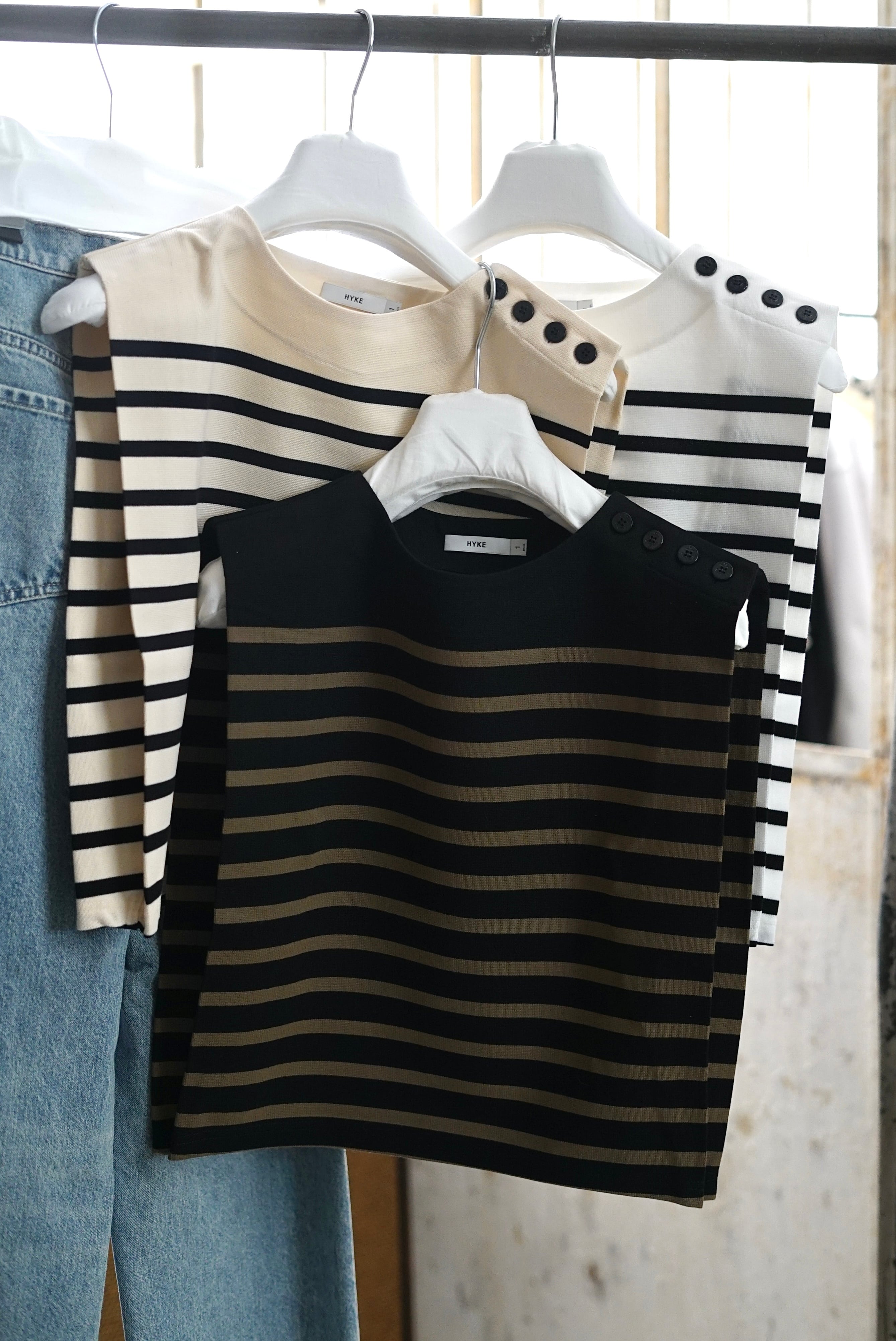 HYKE / SLEEVELESS BASQUE SHIRT ( BLACK×BEIGE, WHITE×BLACK, CREAM