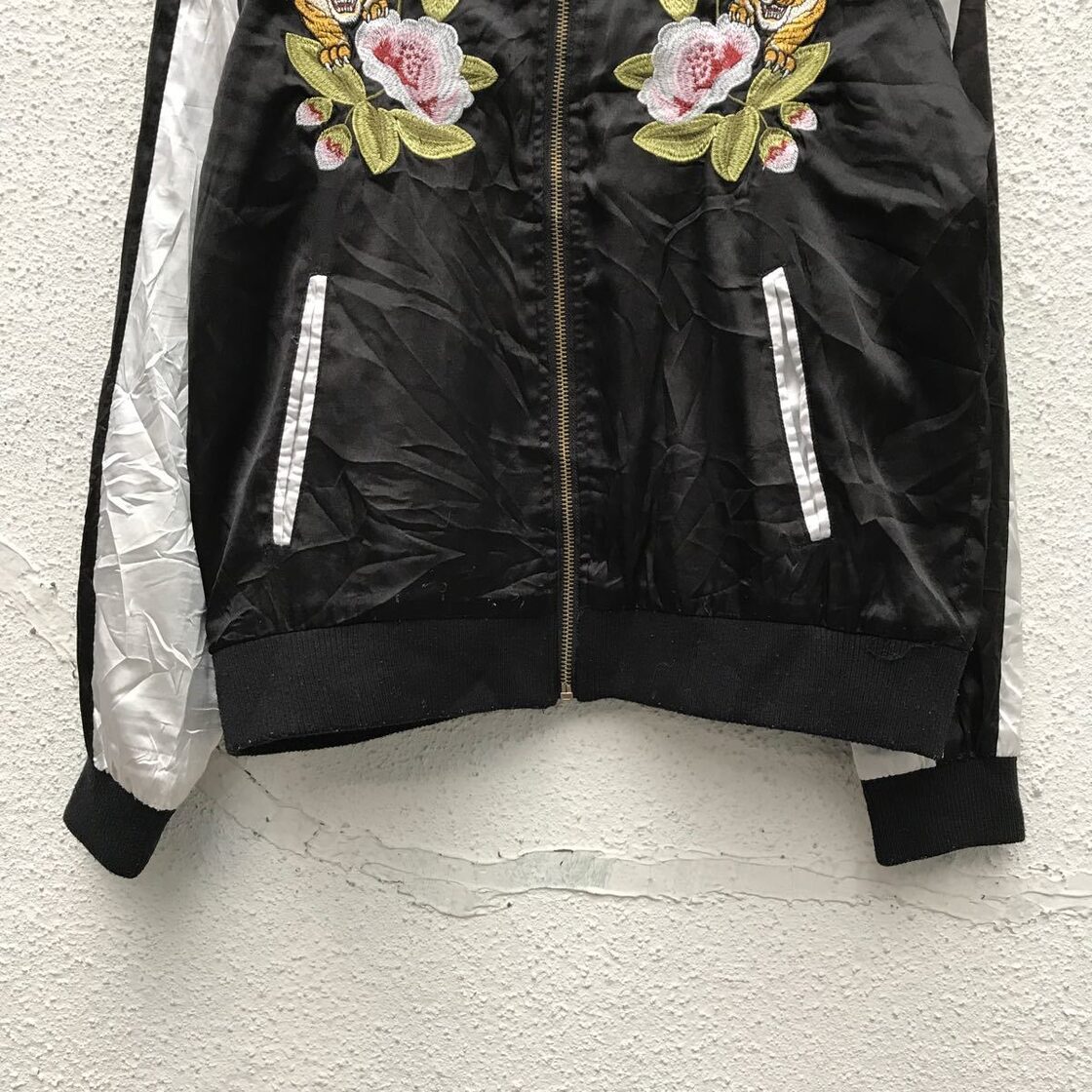 スカジャン レディース M シルバー ブラック ジップアップ トラ 花