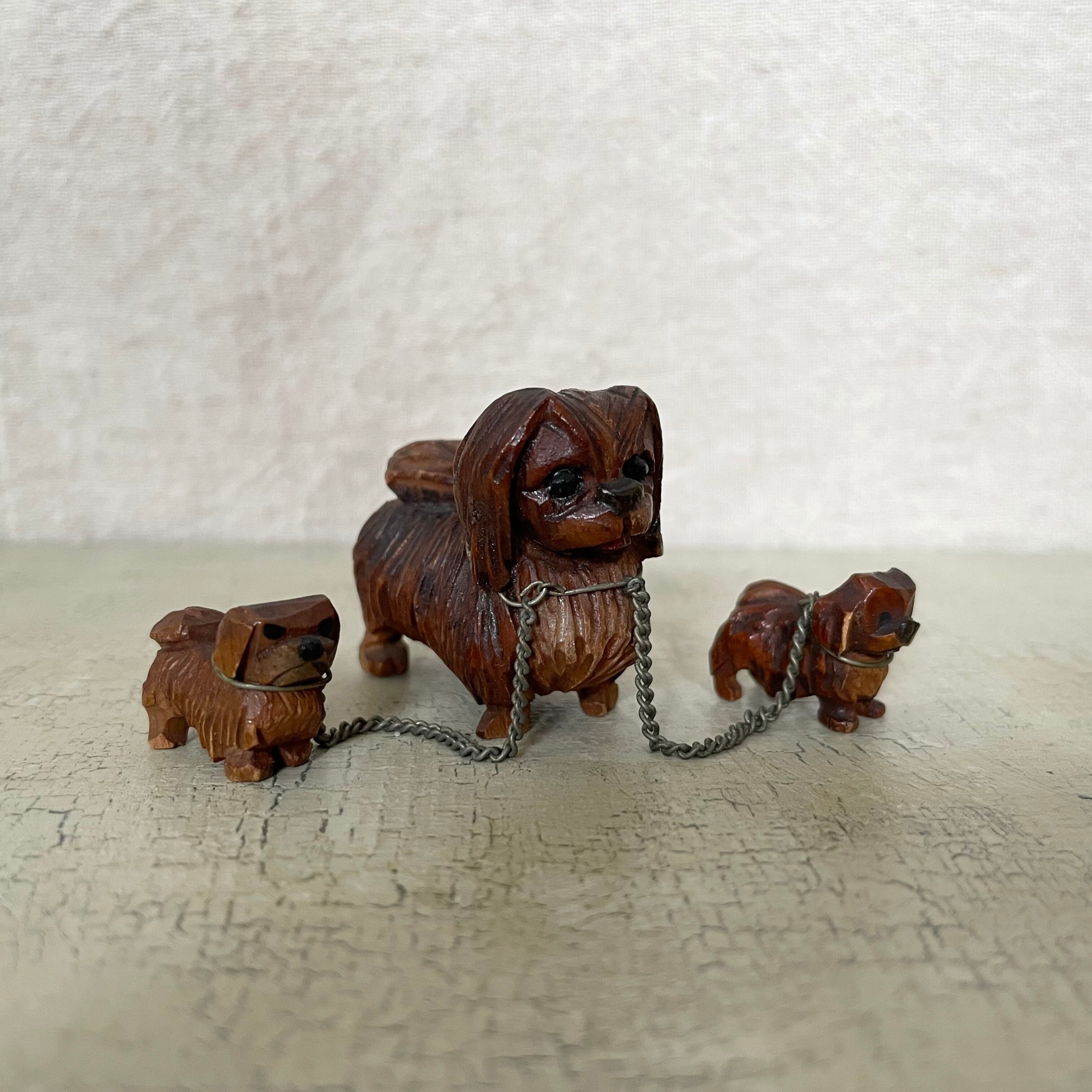 木彫りの犬親子