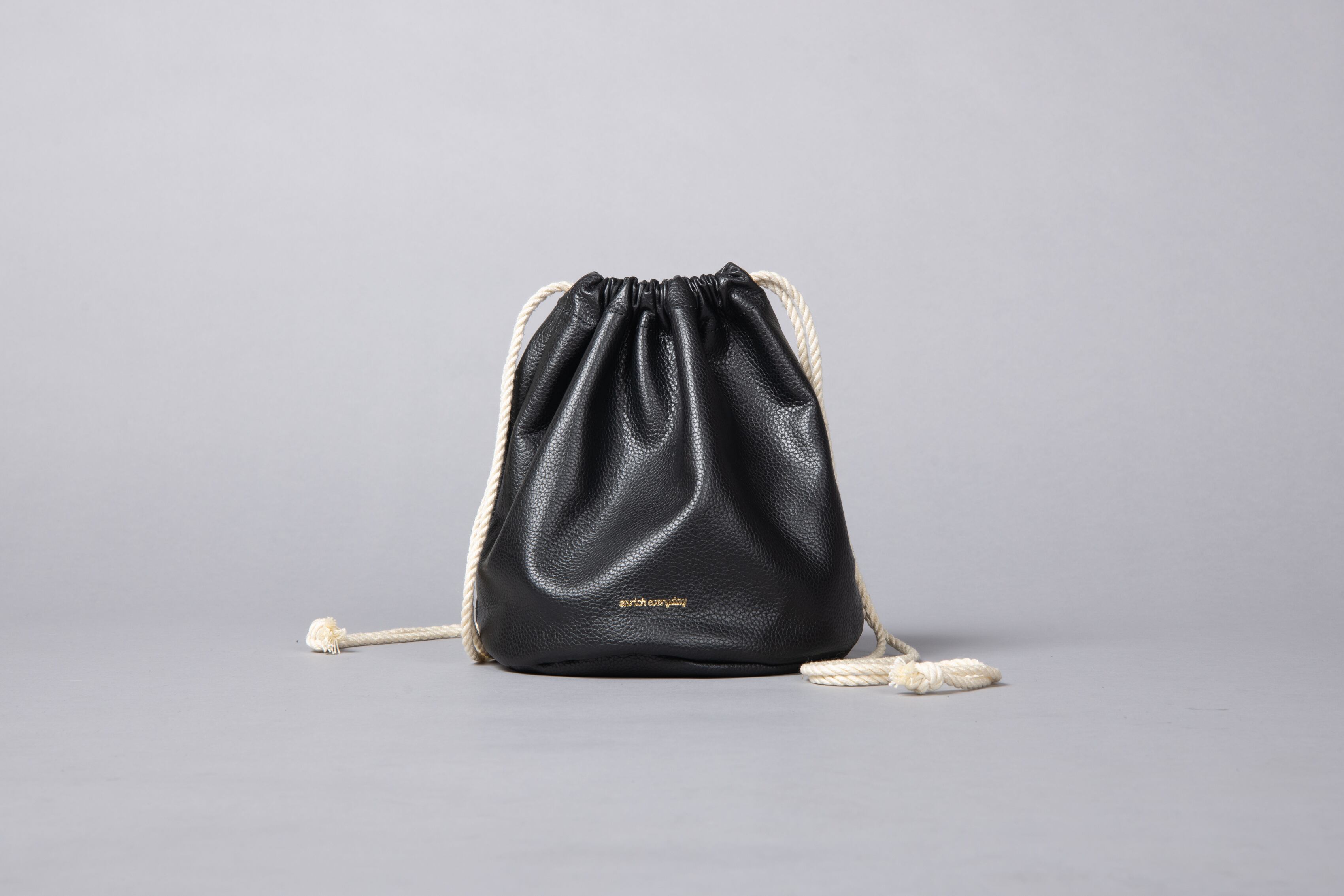 （紐ホワイト）enricheveryday Everyday shoulder BAG／BLACK × white（巾着ショルダーバッグ／ブラック ）