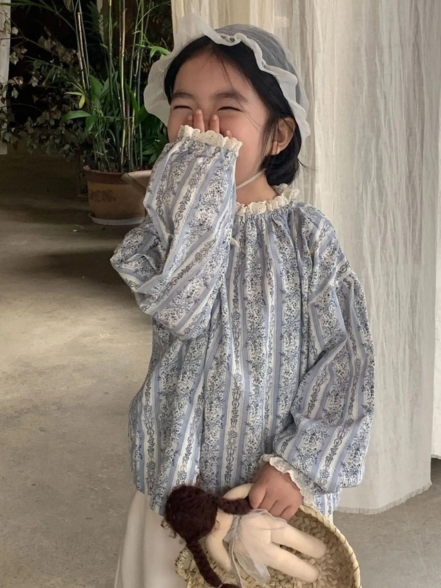 【取寄】爽やかブルーでセンス光るコーデに決まる花柄ブラウス