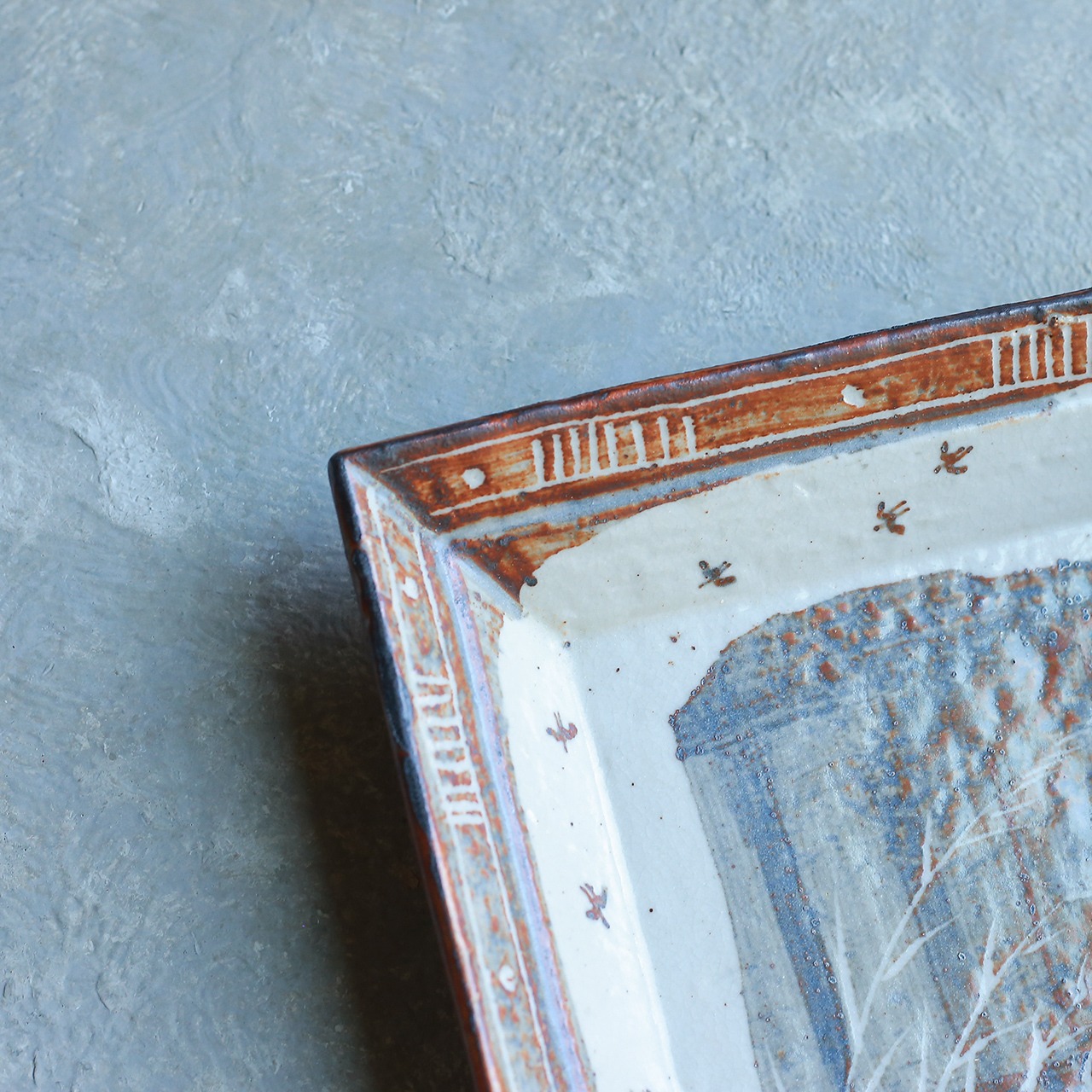 鳥が舞う、秋の風を感じるお皿